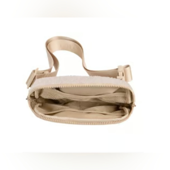 NWT Lolë Cream Fleece Belt Bag Unisex - Picture 3 of 4